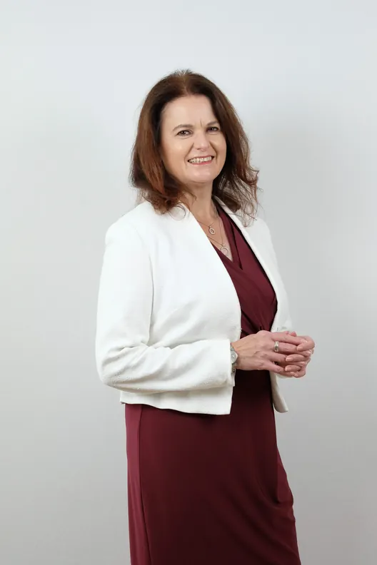 Elke Lederer im weißen Blazer